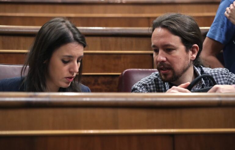 El líder de Podemos Pablo Iglesias, acompañado de la portavoz del Grupo Confederal Unidos Podemos-En Comú Podem-En Marea, Irene Montero