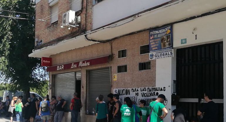 La PAH y Stop Desahucios en la puerta de Soraya 