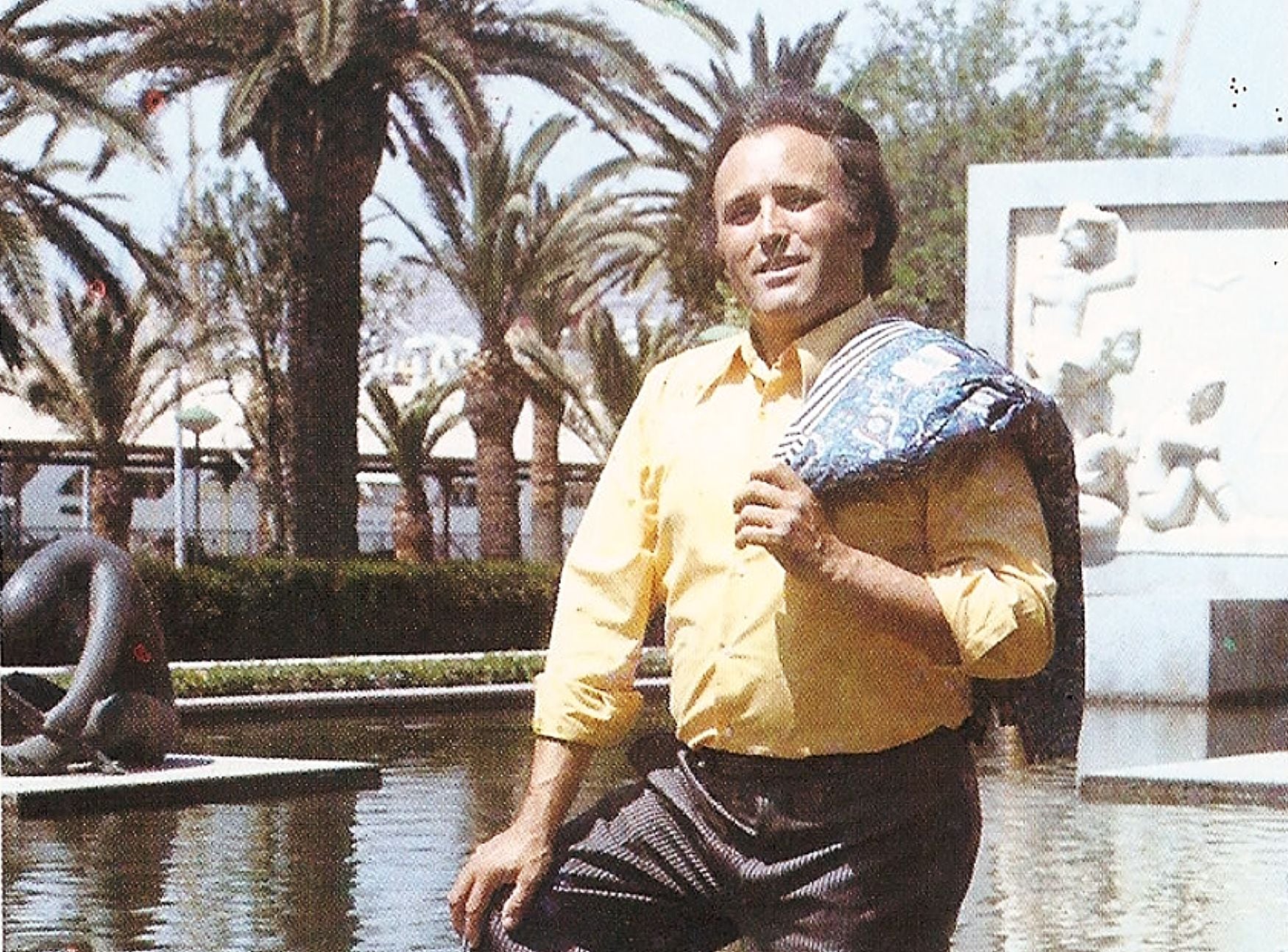 Juan José posando en el Parque de Almería en el Monumento a los Hombres de la Mar.