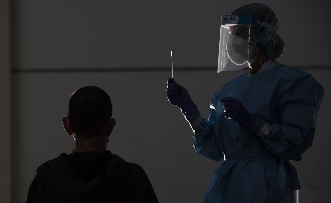 Un sanitario realizando una prueba de PCR. 