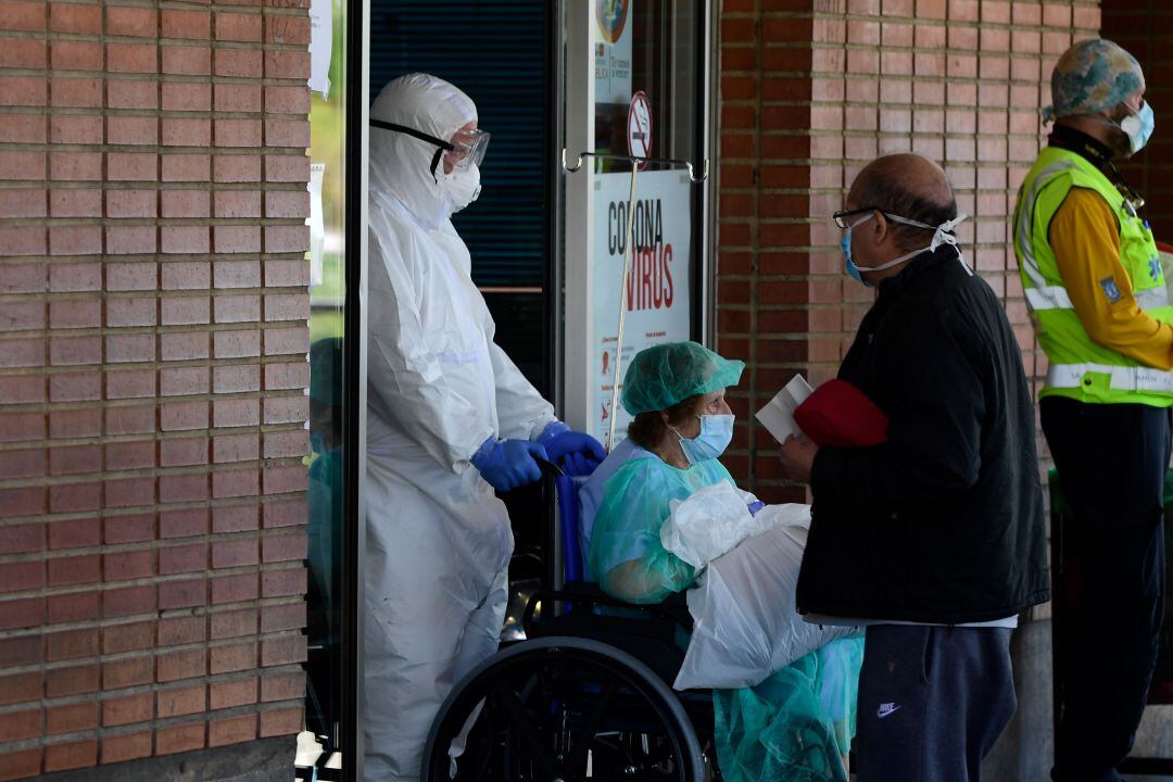 Un sanitario y varios pacientes en la entrada de las Urgencias del Hospital Universitario Severo Ochoa de Leganés en una imagen del pasado mes de abril. 