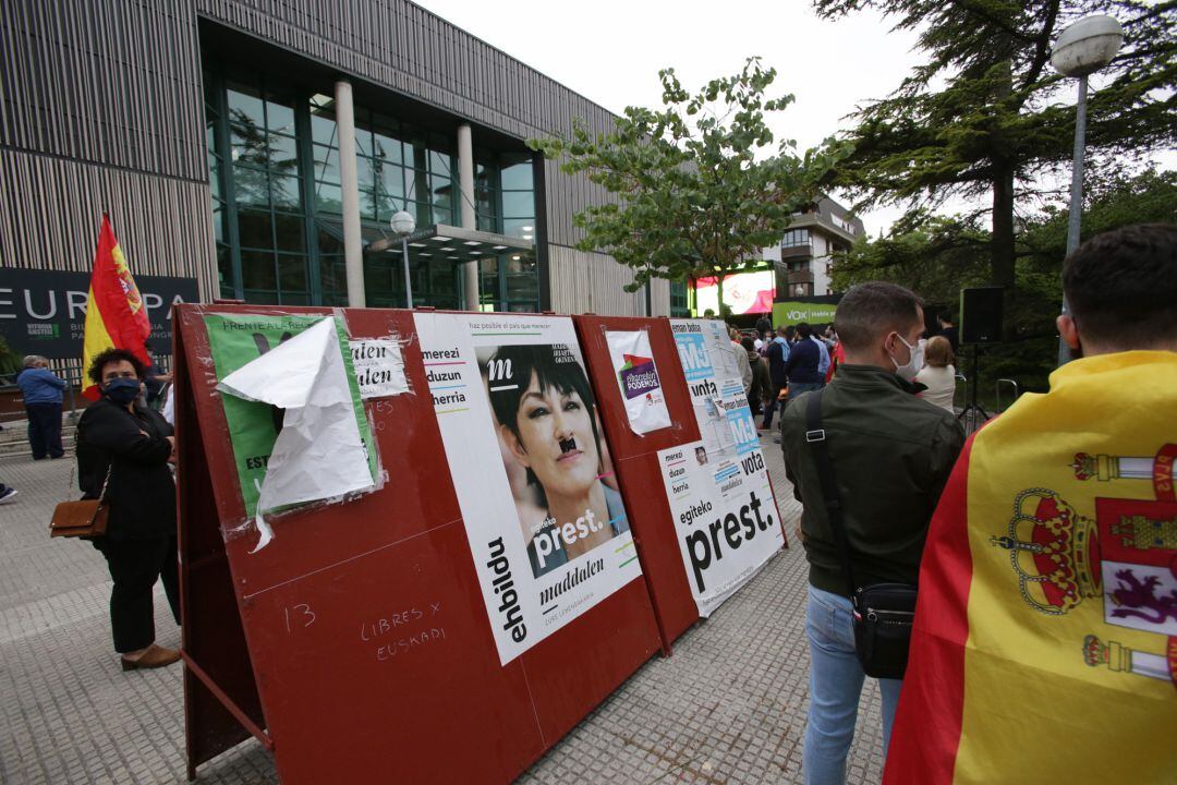 Carteles electorales y banderas de España a la entrada del acto de cierre de campaña de Vox para las elecciones vascas, en la Avenida Gasteiz, Vitoria, Álava, País Vasco, (España), a 10 de julio de 2020