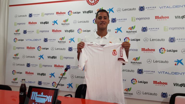 Hugo Rodríguez posa con la camiseta de la Cultural durante su presentación