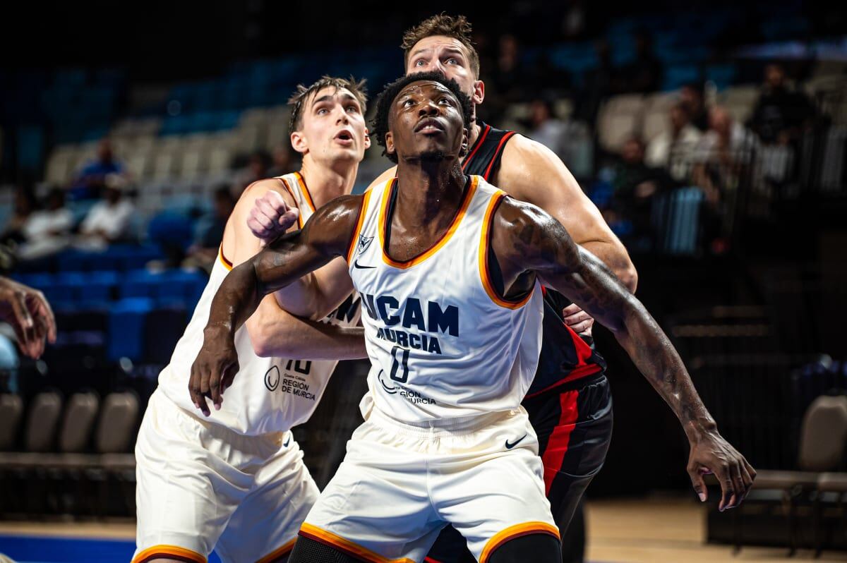 Cacok y Falk protegen el balón