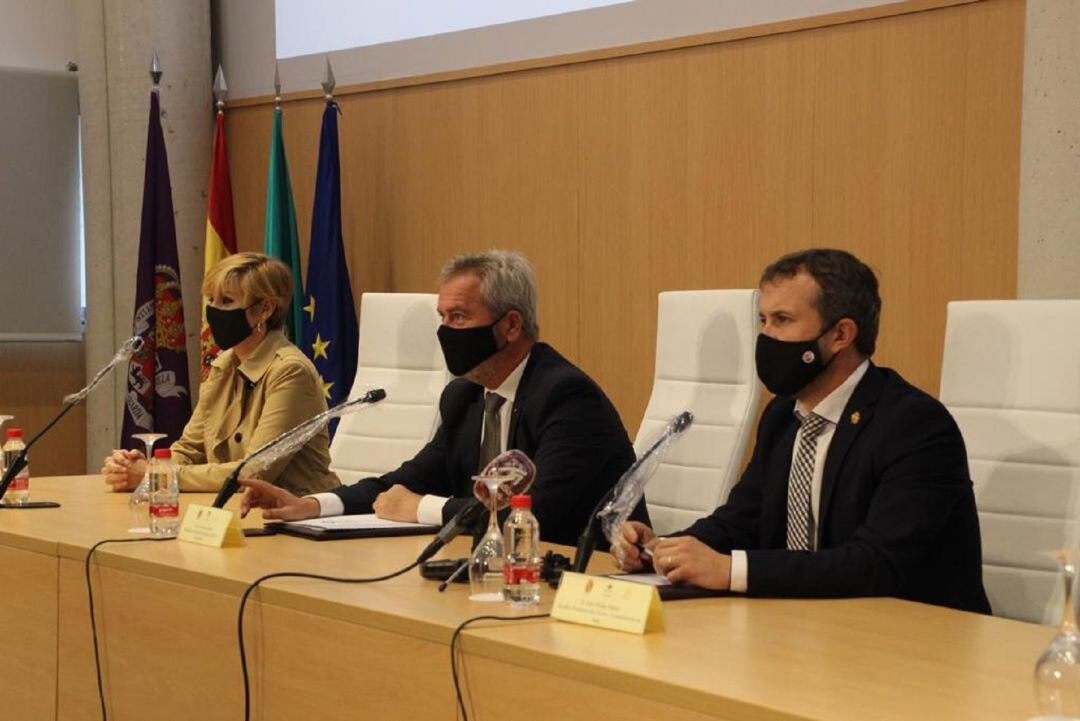 El presidente de la Autoridad portuaria de Motril, José García Fuentes, junto al alcalde de Jaén, Julio Millán y la teniente alcalde, María Cantos durante la firma de convenio de colaboración entre ambos territorios