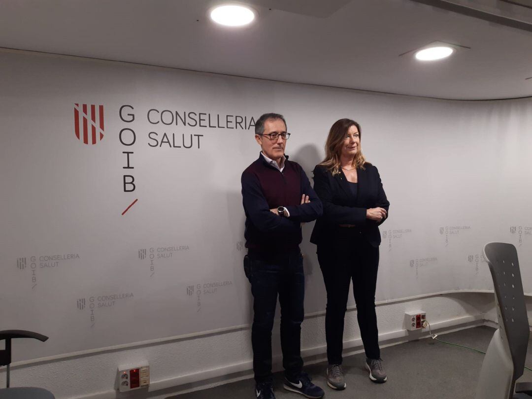 Archivo - El portavoz del Comité Autonómico de Gestión de Enfermedades Infecciosas de Baleares, Javier Arranz, junto a la consellera de Salud, Patricia Gómez.