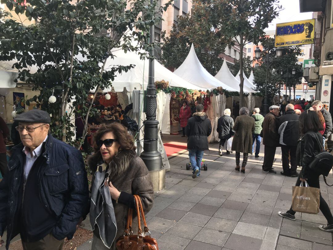 La gente pasea por el mercadillo de la Avenida de España