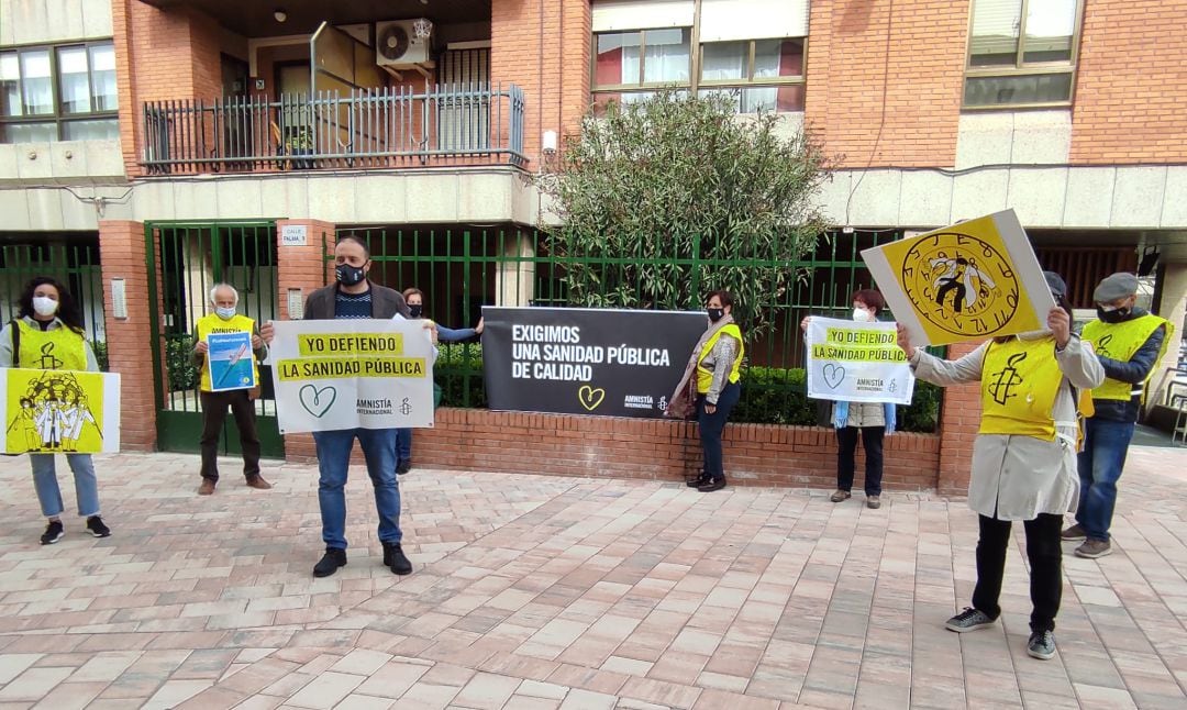 Imagen de la concentración que han protagonizado en el centro de salud nº 2 de Ciudad Real, representantes de Amnistía Internacional