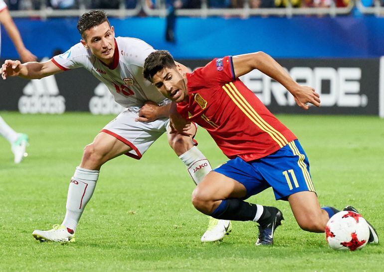 Marco Asensio es defendido por el macedonio David Babunski