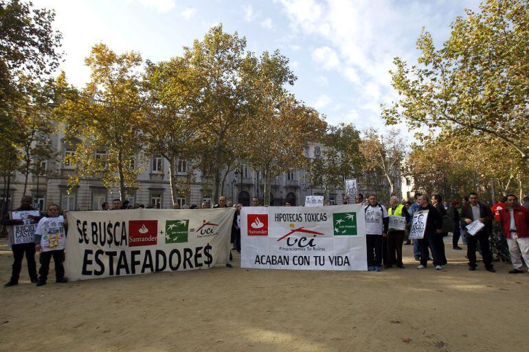 Representantes de la Plataforma de Afectados por las Hipotecas (PAH) durante la concentración que han realizado hoy frente al Tribunal Supremo (TS), en Madrid, ante el que han presentado un recurso contra la decisión de la Audiencia Nacional de no admitir a trámite la denuncia interpuesta el pasado año por un delito de estafa continuada por las &quot;hipotecas basura&quot;.