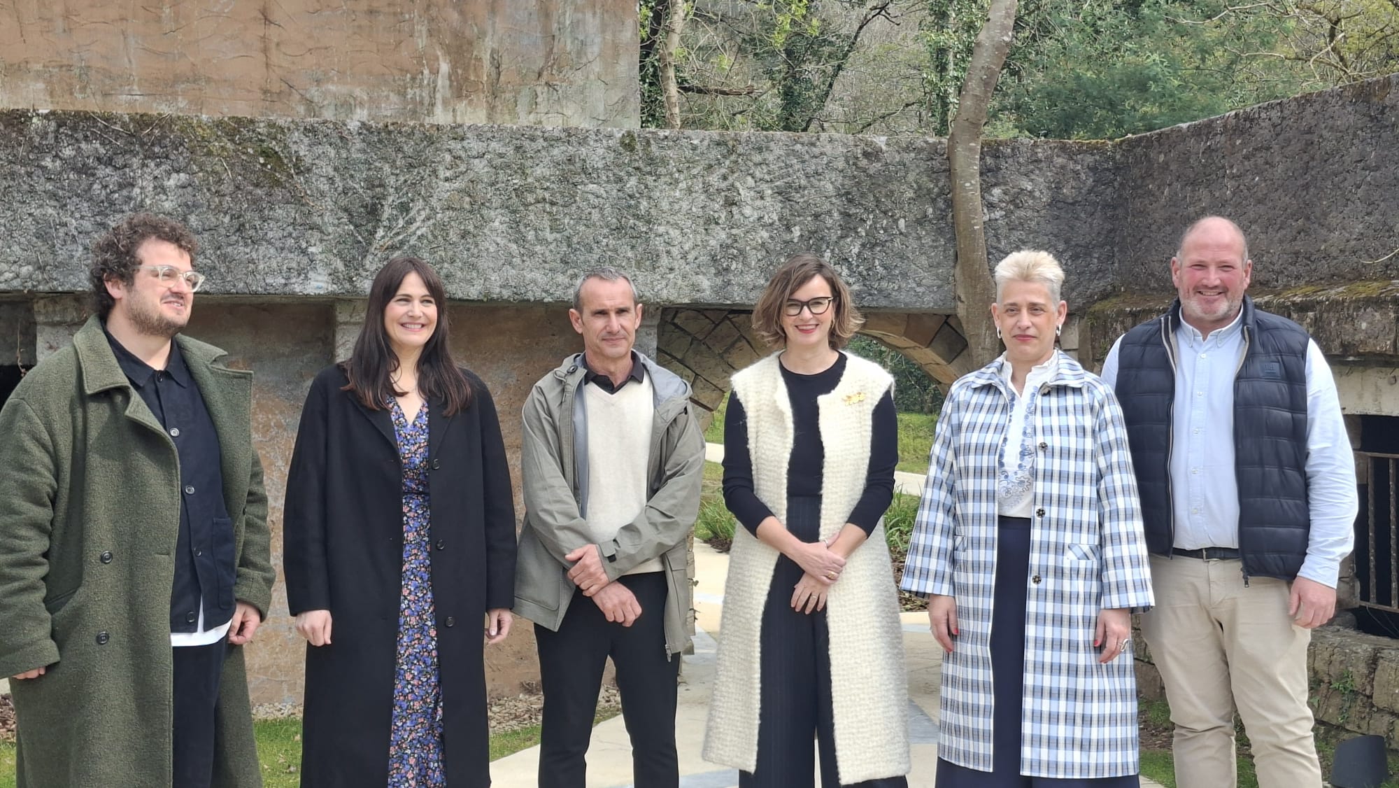 Leixuri Arrizabalaga, diputada de Euskera, Cultura y Deporte; Alberto Intxaurraga, alcalde de Artea y Elixabete Etxanobe, diputada general junto a representantes del ámbito cultural.