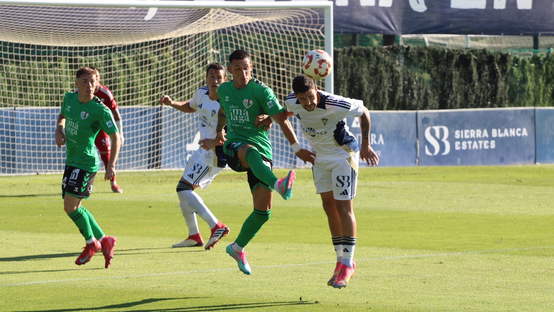 Iñaki Elejalde disputa un balón en el Marbella FC - Antequera CF