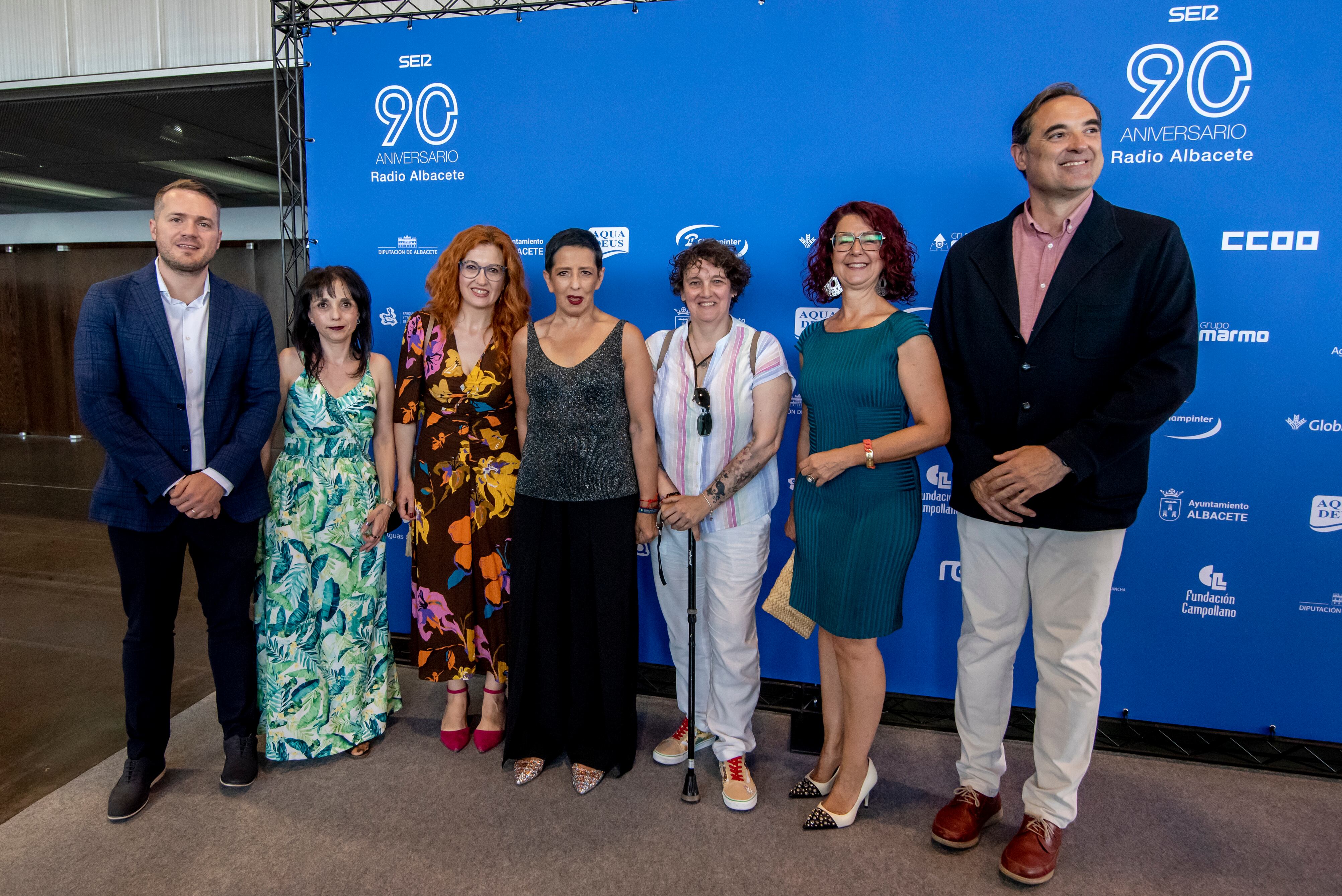 El concejal del PSOE, Manuel Martínez, la delegada provincial de Sanidad, Juani García, la presidenta de la Asociación de Párkinson de Albacete, Lola Játiva, acompañada de Gema Higuera y su asistente, y los concejales del PSOE, Marisa Sánchez y Jacinto Navarro.