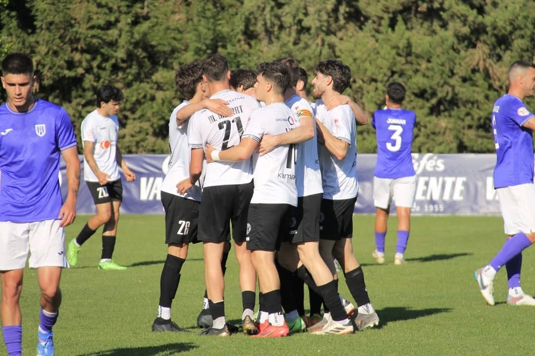 El Ontinyent 1931 celebra el gol de la victoria ante el Athletic Club Torrellano