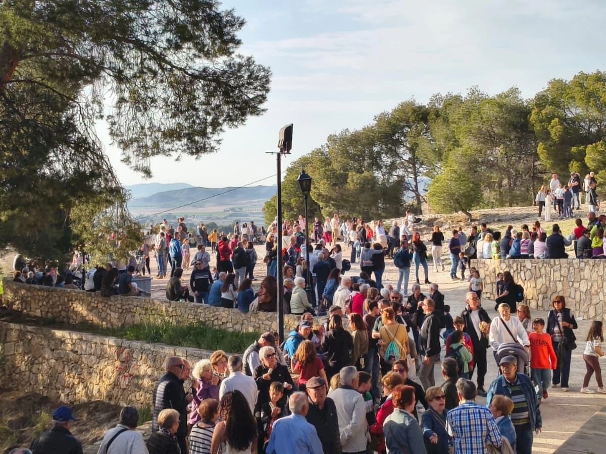 La asistencia a Las Cruces desborda previsiones en el tercer día de la Pascua