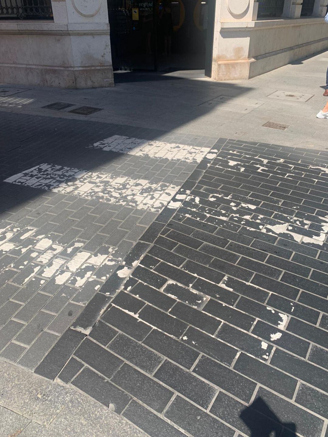 Estado de algunos pasos de peatones en Gandia