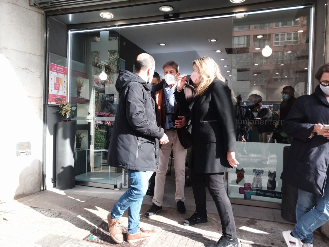 Patricia Gómez, consellera de Salud, saliendo de una farmacia.