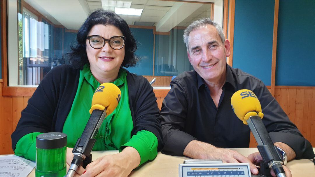 Olga Agüero y José Ángel San Martín en un estudio de Radio Santander