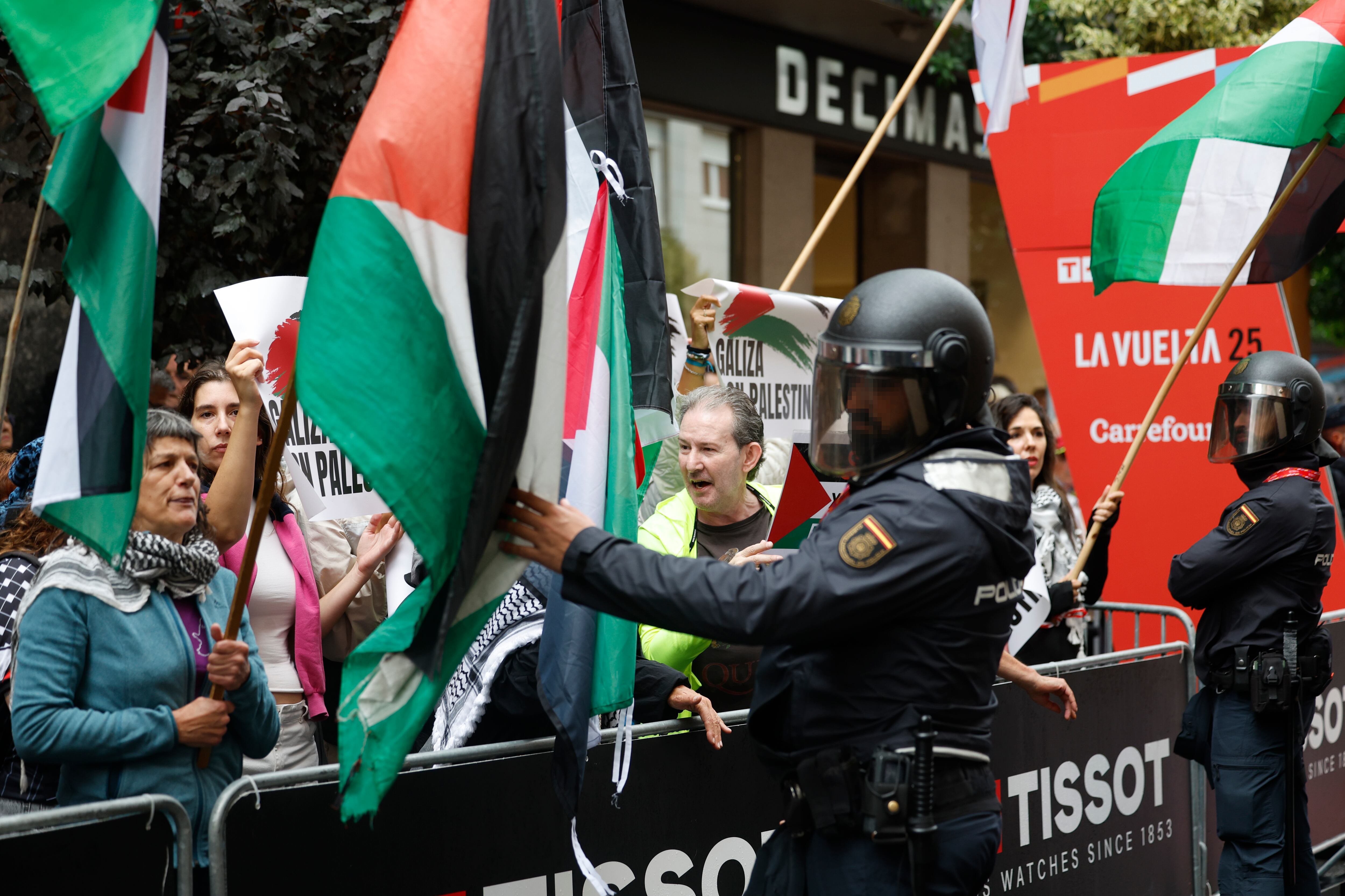 O BARCO DE VALDEORRAS (OURENSE), 10/09/2025.- Protestas por la participación del equipo Israel Premier Tech en la Vuelta, y en apoyo a Palestina al inicio de la etapa 17 de la Vuelta Ciclista a España disputada este miércoles entre O Barco de Valdeorras (Ourense) y Alto de El Morredero (EL Bierzo-León), de 143,2km de recorrido. EFE/ Javier Lizon