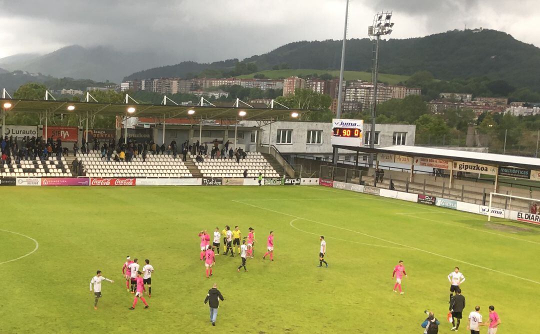 Los jugadores del Real Unión, cabizbajos tras ganar al Tudelano y no evitar la promoción de descenso