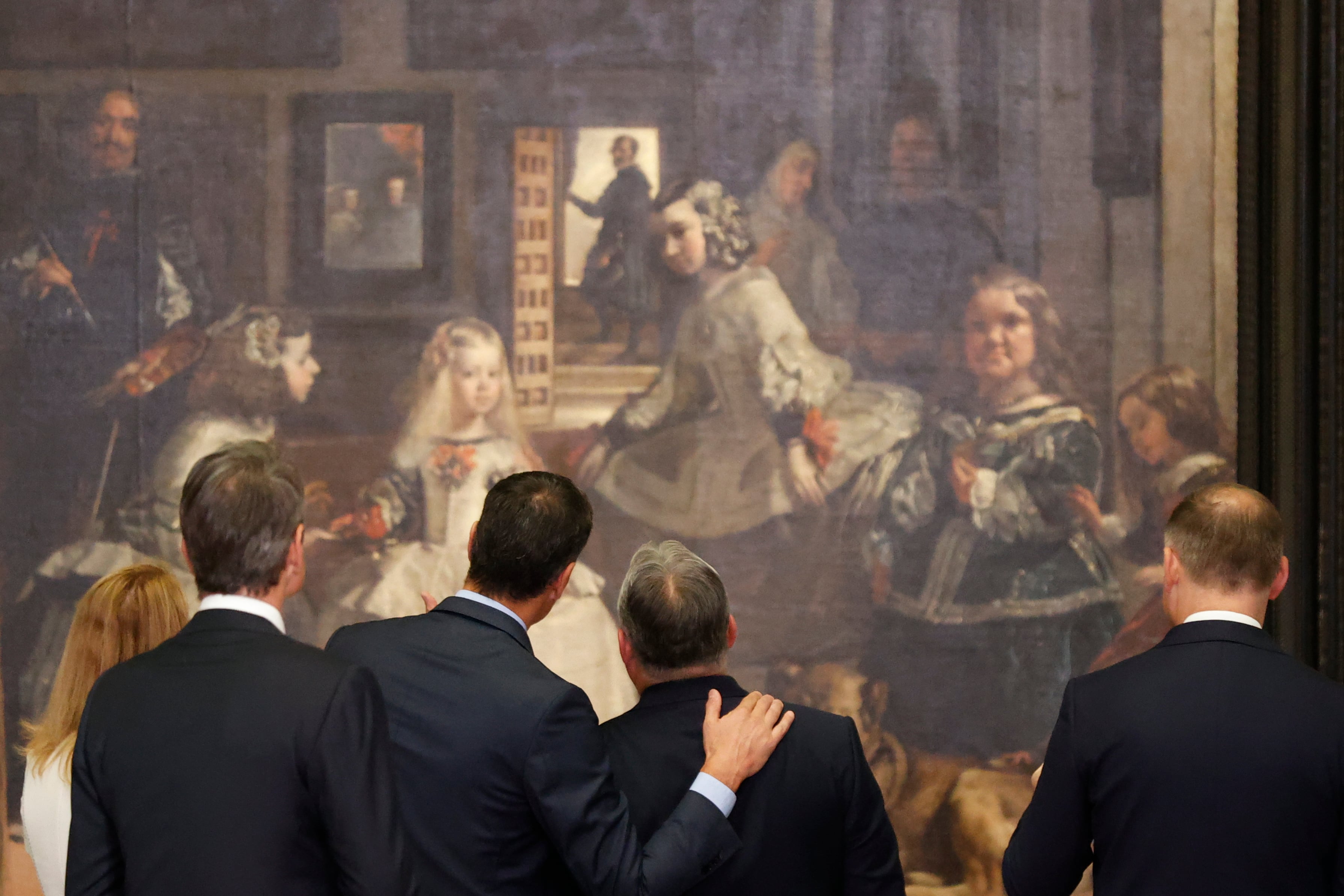 Varios de los jefes de Estado y de Gobierno que participan en la cumbre de la OTAN observan el cuadro &#039;Las Meninas&#039;, a su llegada a la cena que el presidente del Gobierno español les ofrece este miércoles en el Museo del Prado, en Madrid.