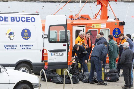 En la imagen, agentes de la unidad de buceo se preparan para inspeccionar la zona donde aparecieron los cabos del barco hundido.
