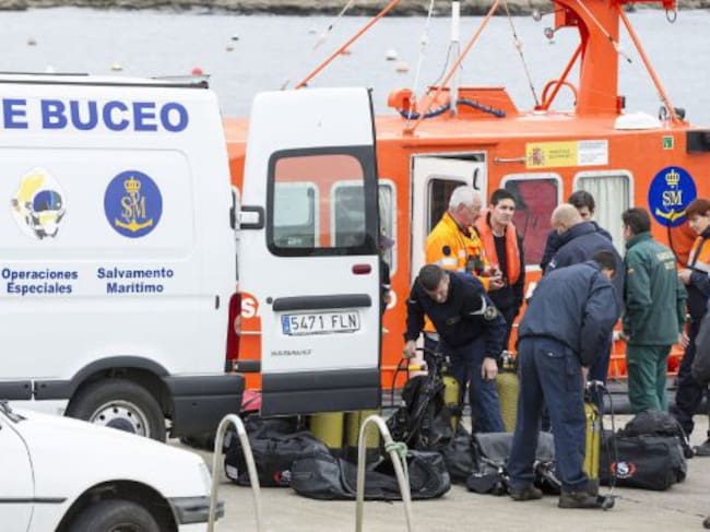 En la imagen, agentes de la unidad de buceo se preparan para inspeccionar la zona donde aparecieron los cabos del barco hundido.