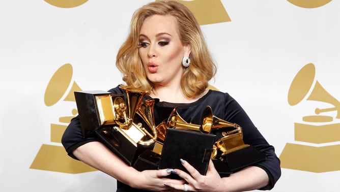 La artista británica Adele fue la gran triunfadora en Los Ángeles de la LIV edición de los Grammy tras alzarse con 6 galardones en una ceremonia marcada el éxito de Maná y por la repentina muerte, el sábado, de Whitney Houston