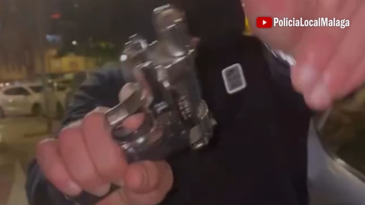 Denuncian en Málaga al organizador de una quedada de 40 jóvenes por desórdenes con pirotecnia y una pistola