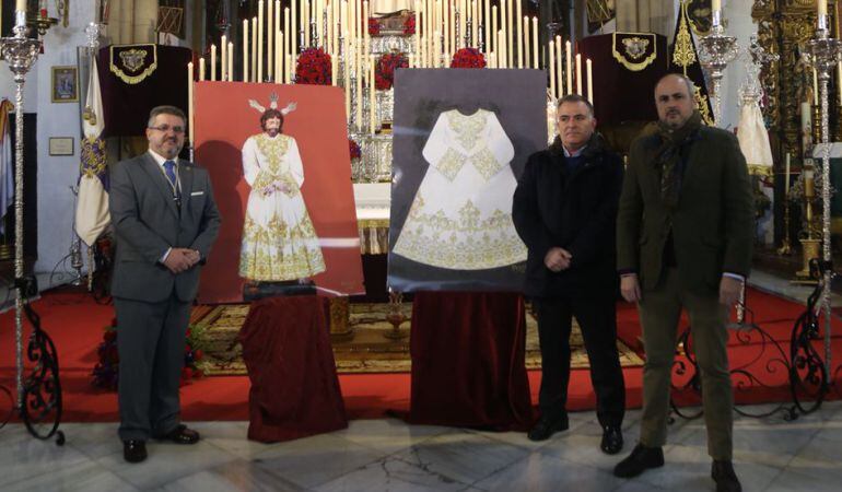 De izquierda a derecha, el hermano mayor del Carmen, Manuel Luis Pazos, Francisco Reyes Villadiego y el bordador Manuel Solano, junto a los dibujos de la nueva túnica