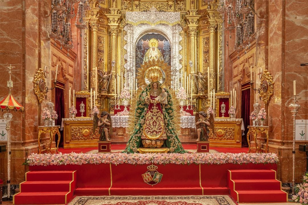 Altar mayor de la Basílica de La Macarena con la Virgen del Rosario expuesta a veneración de los fieles