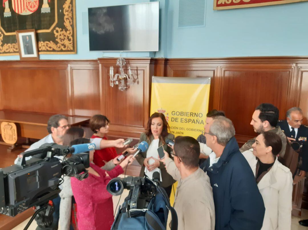 Catalina Madueño atendiendo a los medios de comunicación