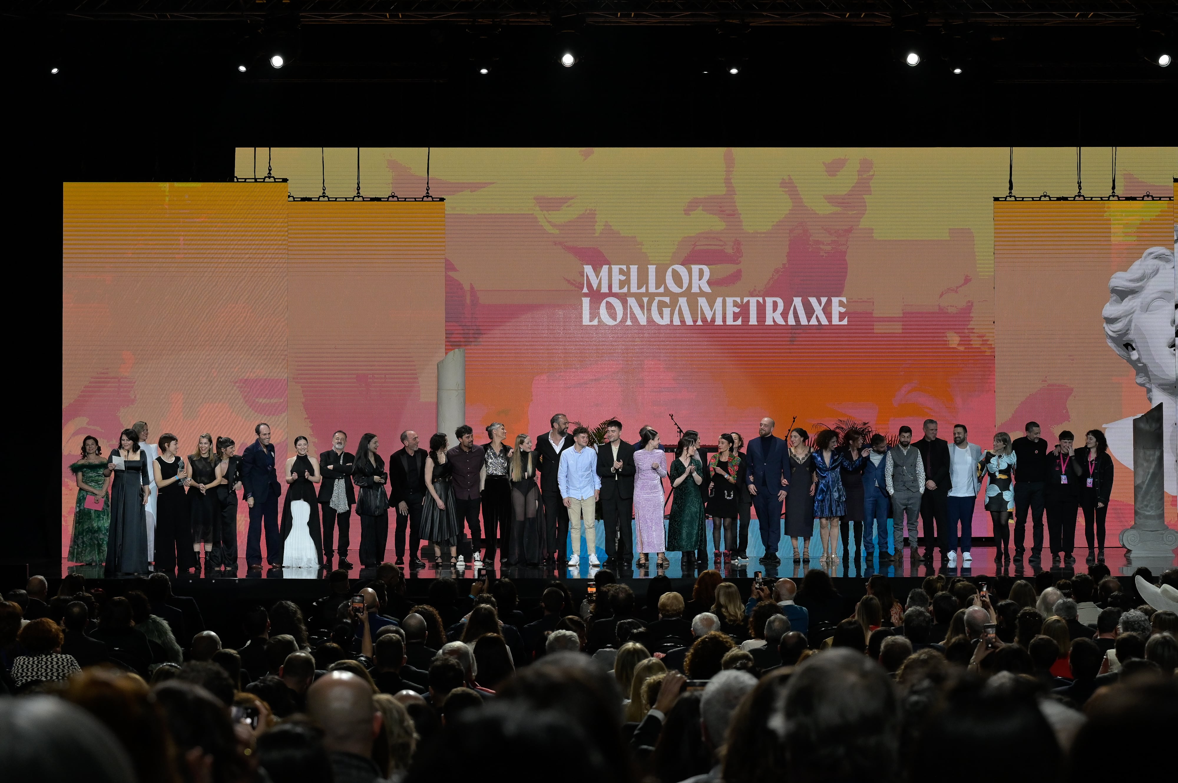 A Coruña, 23/03/2024 .- Integrantes del equipo de la película ´O Corno´ tras recibir el premio a ´Mejor largometraje´ durante la gala de entrega de los Premios Mestre Mateo celebrada hoy sábado en el Coliseum de A Coruña. EFE / Moncho Fuentes.
