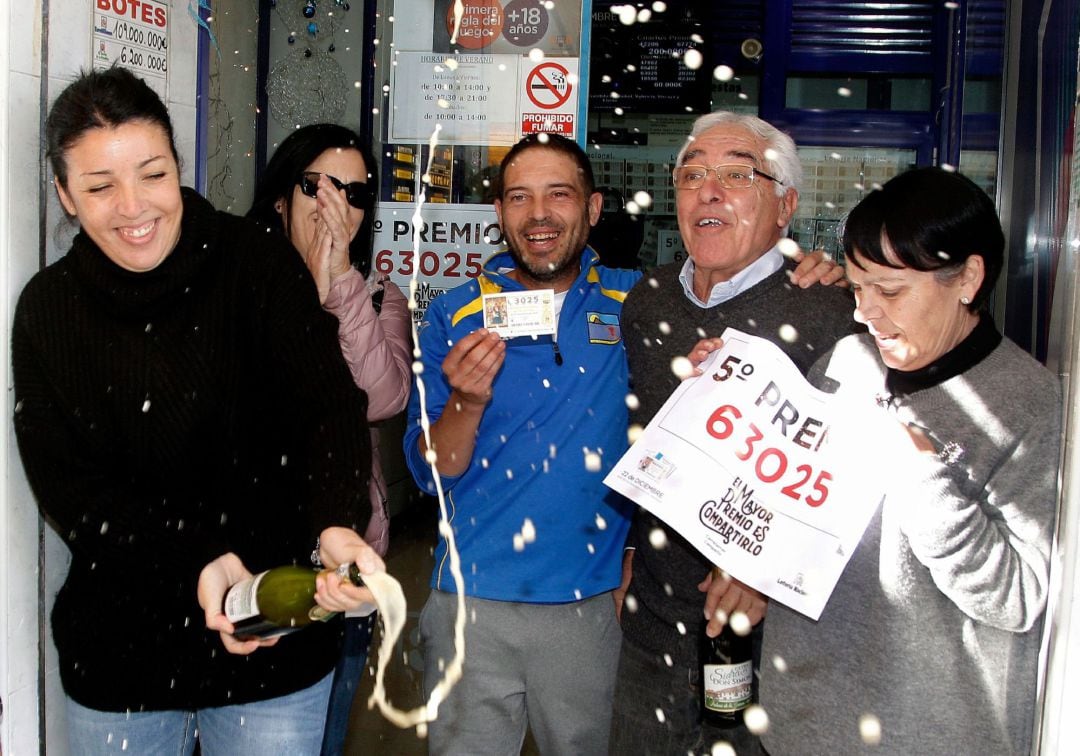 La administración de lotería número 2 de El Campello (Alicante), ubicada a escasos metros de la playa, ha vendido 170 series del número 63.025, agraciado con uno de los quintos premios en el sorteo extraordinario de Navidad.