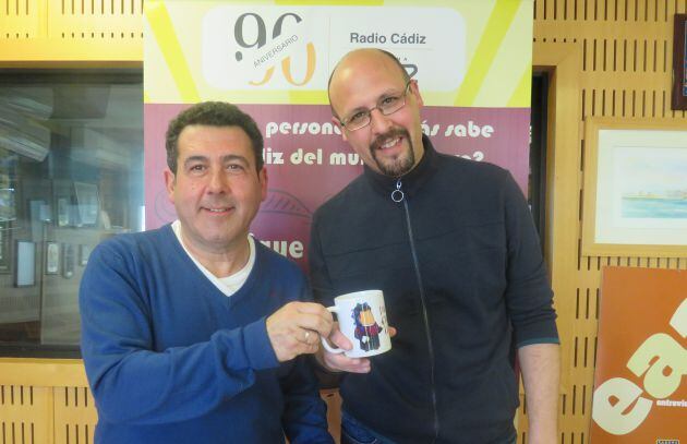 José Manuel Córdoba entrega a Antonio Caro la taza del Doctorado Honoris Cádiz
