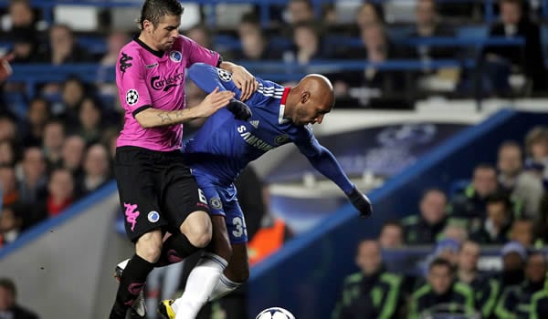 Nicolás Anelka lucha por el balón con el brasileño Domingues