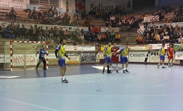 La defensa amarilla mantuvo su buen nivel ante los asturianos.