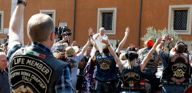 Bergoglio bendice a miles de motoristas en el 110 aniversario de la marca Harley-Davinson