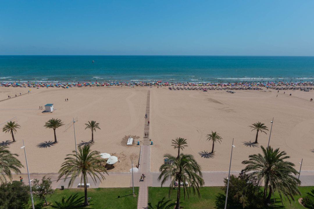 Vistas de la playa de Gandia desde un apartamento turístico 
