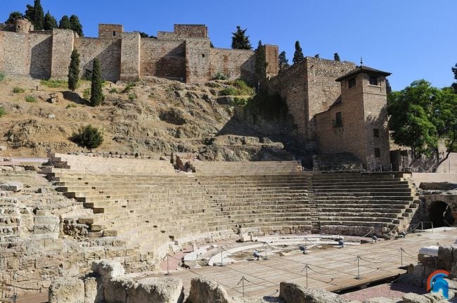 El teatro romano de Málaga( Bien de Interés Cultural desde 1972) se construyo en el siglo I a.C. por el emperador Cesar Augusto y fue utilizado hasta el siglo III. Se encuentra ubicado al pie de la Alcazaba. Permaneció oculto durante varios siglos y fue descubierto 1951, cuando se estaba construyendo un jardín de entrada a la Casa de la Cultura.En la actualidad queda al descubierto la galería de acceso al proscenium (escenario) que estaba protegido por una bóveda de cañón, parte de la orchesta de unos 15 m, la cávea con 3 gradas y de 31 m de radio por 16 m de alto y el vomitorium