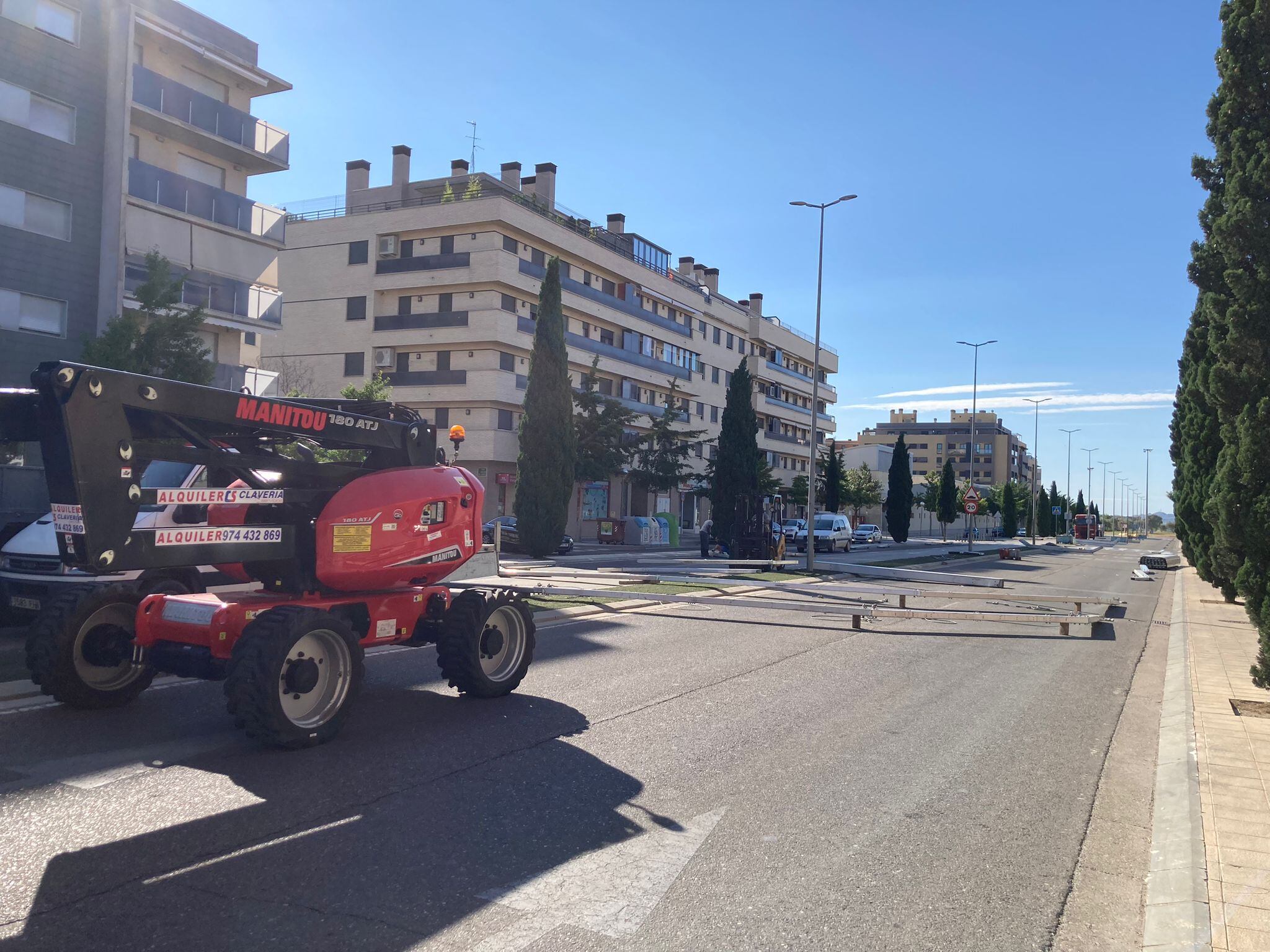 La colocación de la carpa ha comenzado este jueves en la Avenida Monegros de Huesca