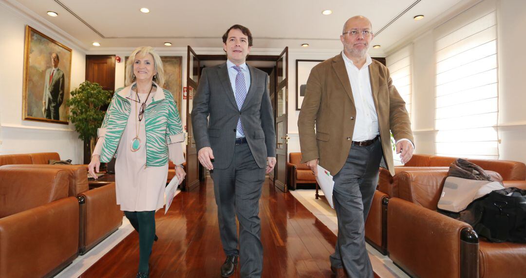 El presidente de la Junta de Castilla y León, Alfonso Fernández Mañueco, comparece para realizar una declaración institucional y anunciar nuevas medidas en relación al coronavirus junto al vicepresidente y portavoz, Francisco Igea, y la consejera de Sanidad, Verónica Casado