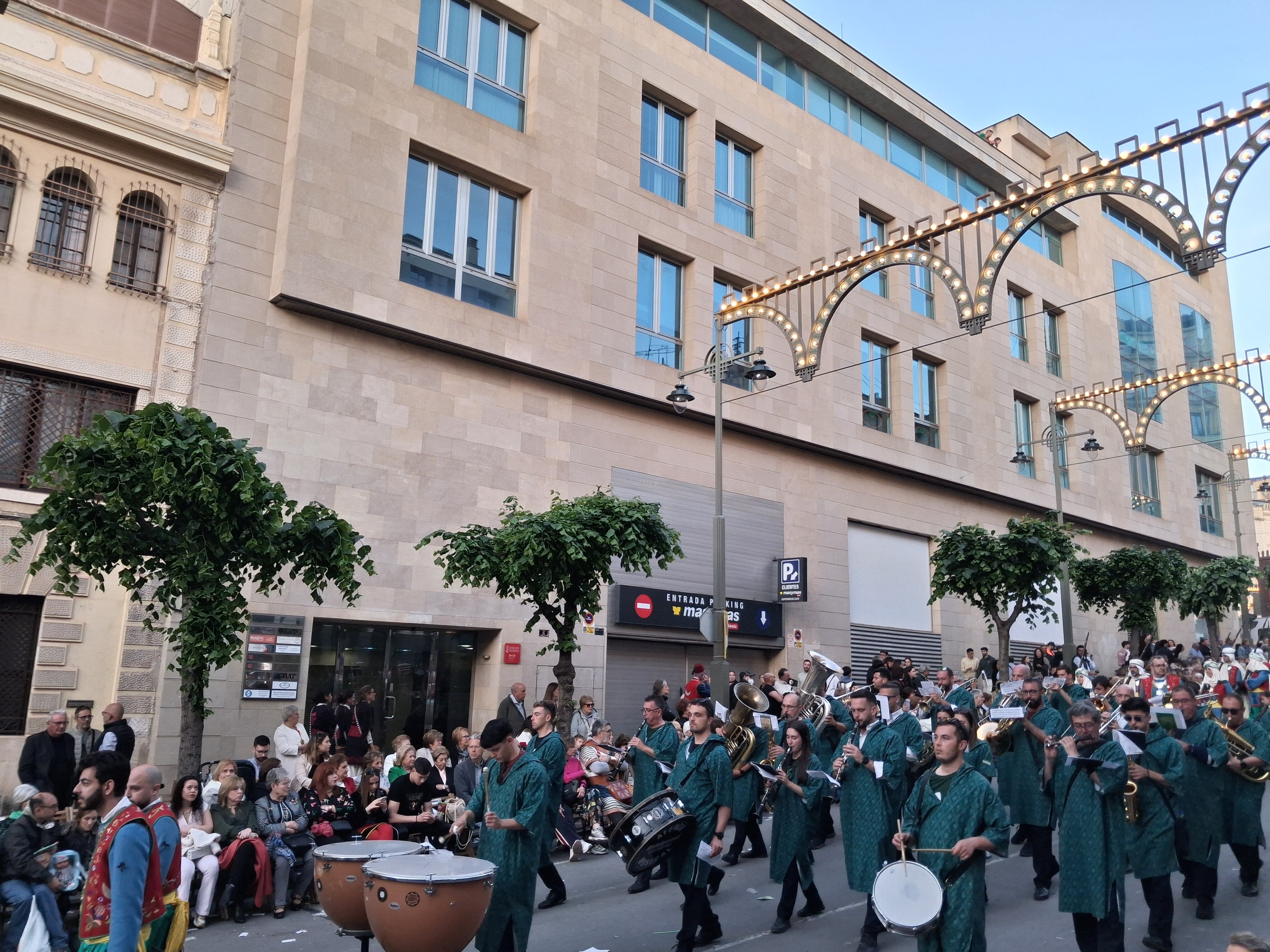 L'Ateneu Musical de Rafelguaraf tocando por la calle Sant Tomàs el pasado 26 de abril durante la procesión general de San Jorge acompañando a la Filà Verdes.
