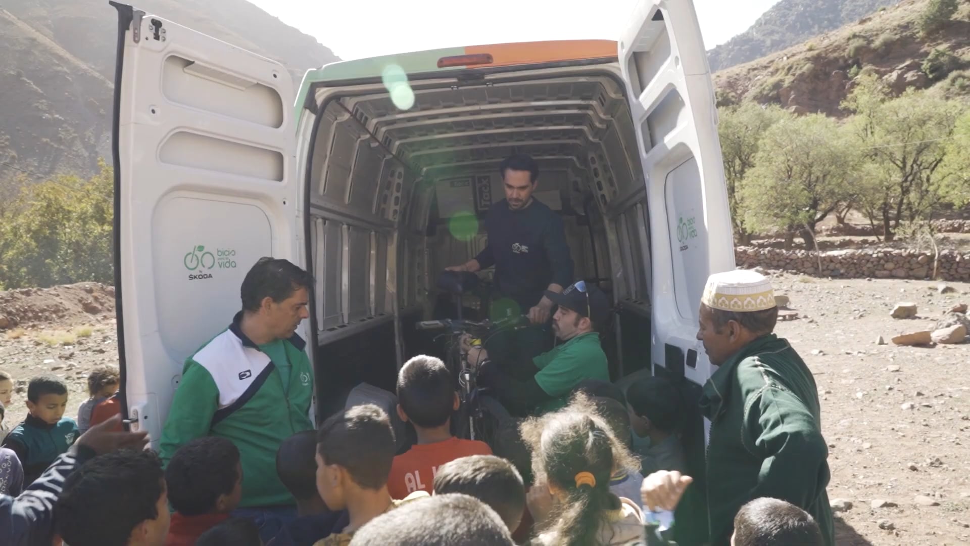 Alberto Contador con las bicicletas en Marruecos