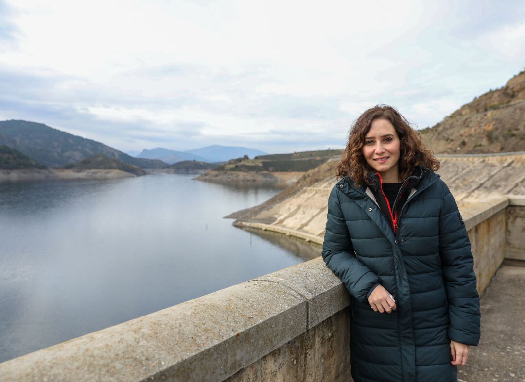 La presidenta de la Comunidad de Madrid, Isabel Díaz Ayuso, en una visita al embalse de El Atazar, a 20 de diciembre de 2021, en El Atazar, Madrid, (España).