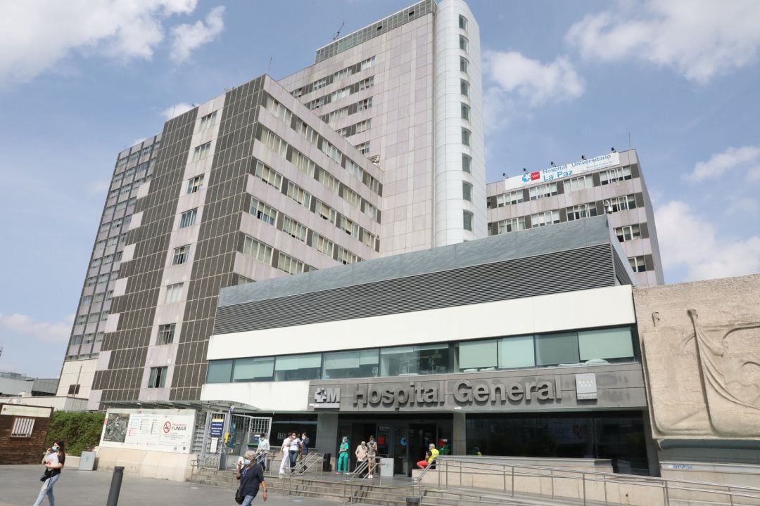 Ambiente en las inmediaciones de la puerta del Hospital de La Paz.