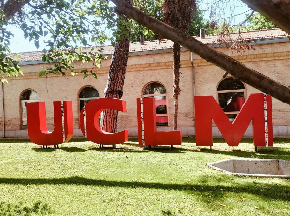 Imagen de las letras corpóreas de la UCLM, ubicadas en el Campus de la Fábrica de Armas