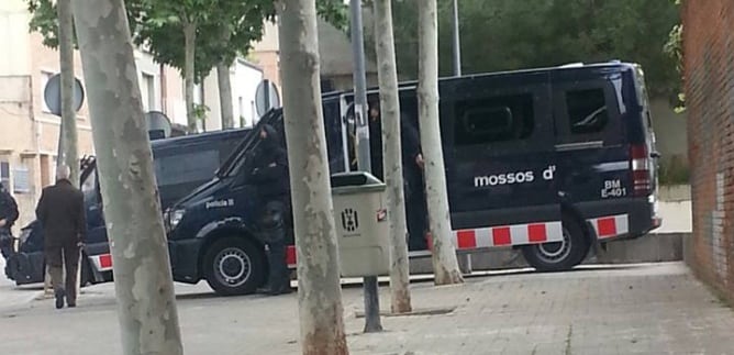 Los Mossos d&#039;Esquadra a las puertas del Ateneu Llibertari de Sabadell