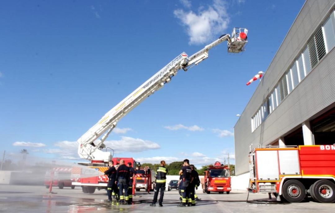 Prácticas de los bomberos del SPEIS en el Parque Ildefonso Prats