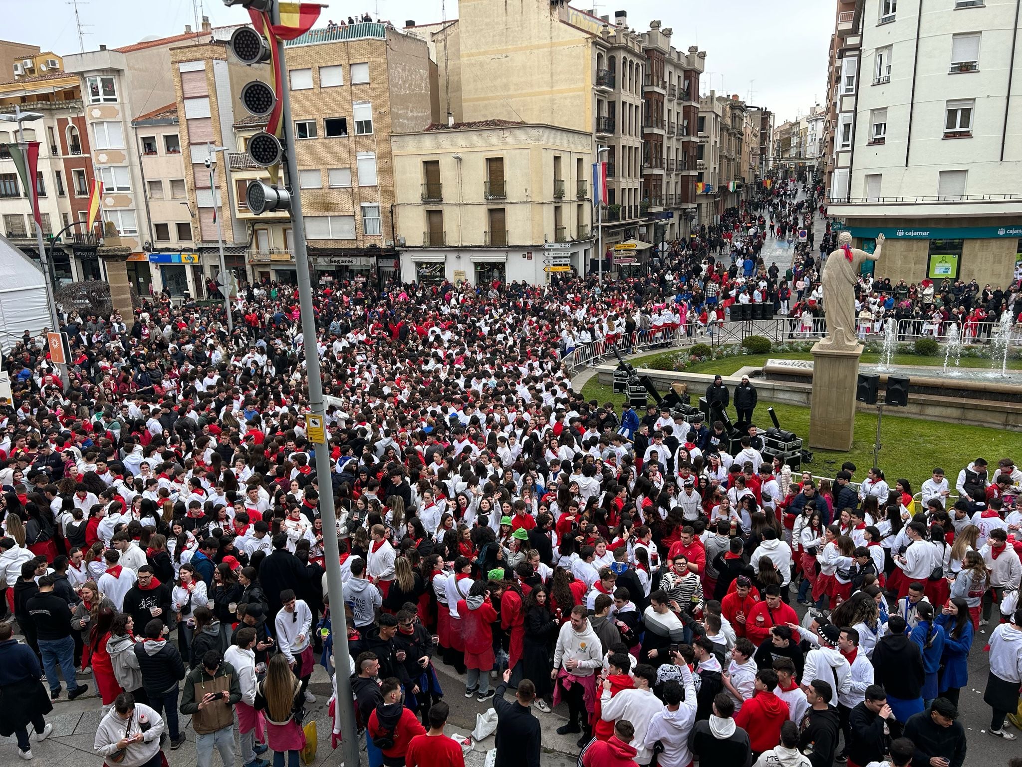 La glorieta de Quintiliano, junto al Ayuntamiento, ha acogido el lanzamiento del cohete de las fiestas de Calahorra.